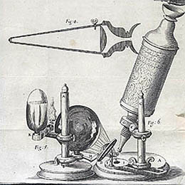 Robert Hooken piirros mikroskoopista, jota hän käytti tutkiakseen ja piirtääkseen eri kohteita Micrographia-teokseensa.