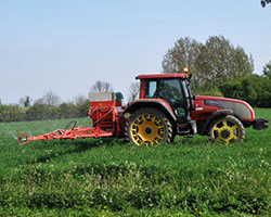 Tractor esparciendo fertilizante