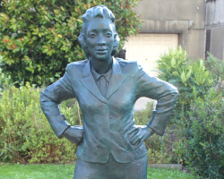 a statue of Henrietta Lacks