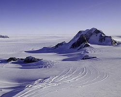 Malgré tant de glace et neige au sol, l'Antarctique est un désert. Clique ici pour plus d'informations.