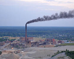 Imagen de una fábrica de aceites en Estonia por hannu