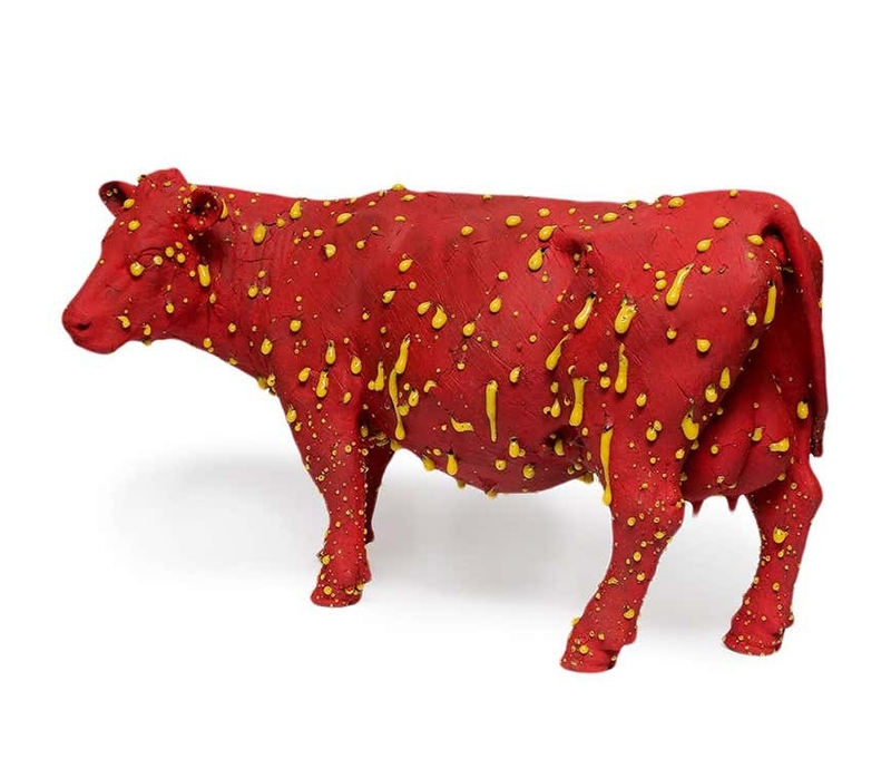 “Inmunidad de rebaño” una escultura de una vaca roja con pústulas de oro en su cuerpo; del alumno de posgrado Elliott Kayser de la Universidad Estatal de Arizona.