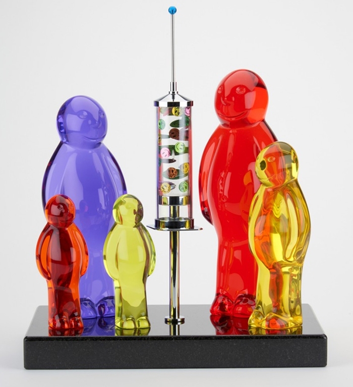 La pieza de arte “Vacunas como suero del amor”, por Mauro Perucchetti; Una familia hecha de plástico se une alrededor de una jeringa